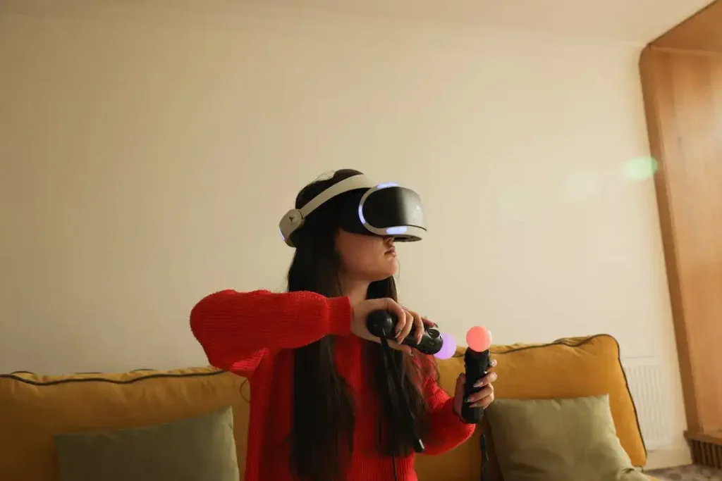 Un'utente prova il visore VR con scopo ricreativo.