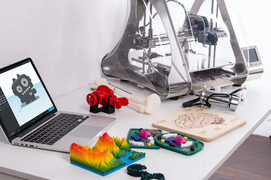 I prodotti di una stampante 3D su una scrivania